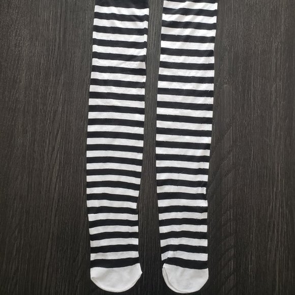 Girls knee socks, black & white stripe, skull motif, size 6-9 - Picture 2 of 2